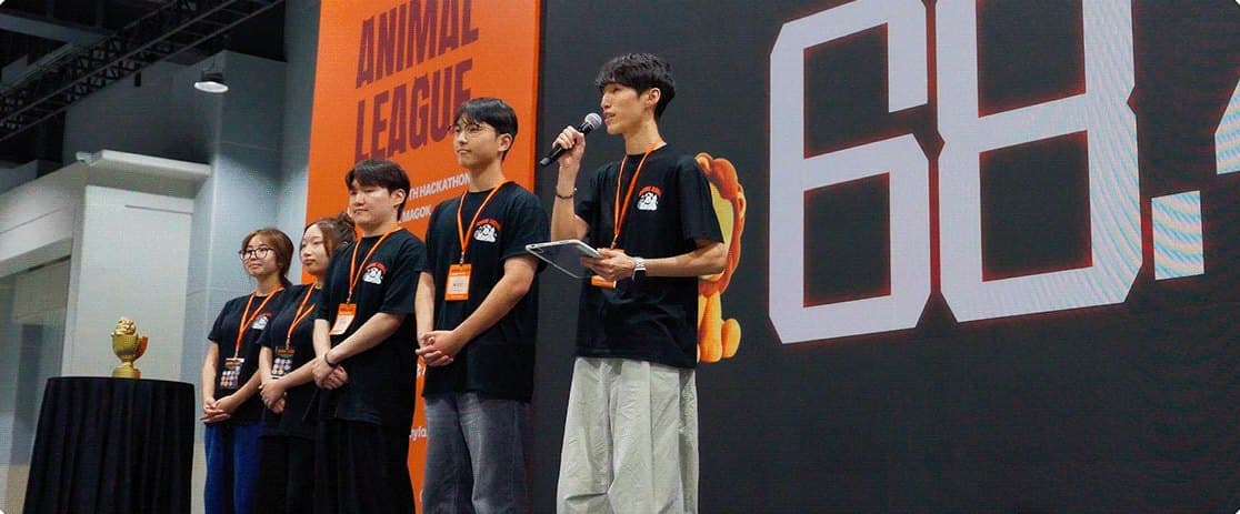 본선 무대: 발표 팀 뒤 대형 스크린에 심사 점수가 실시간으로 표시된다